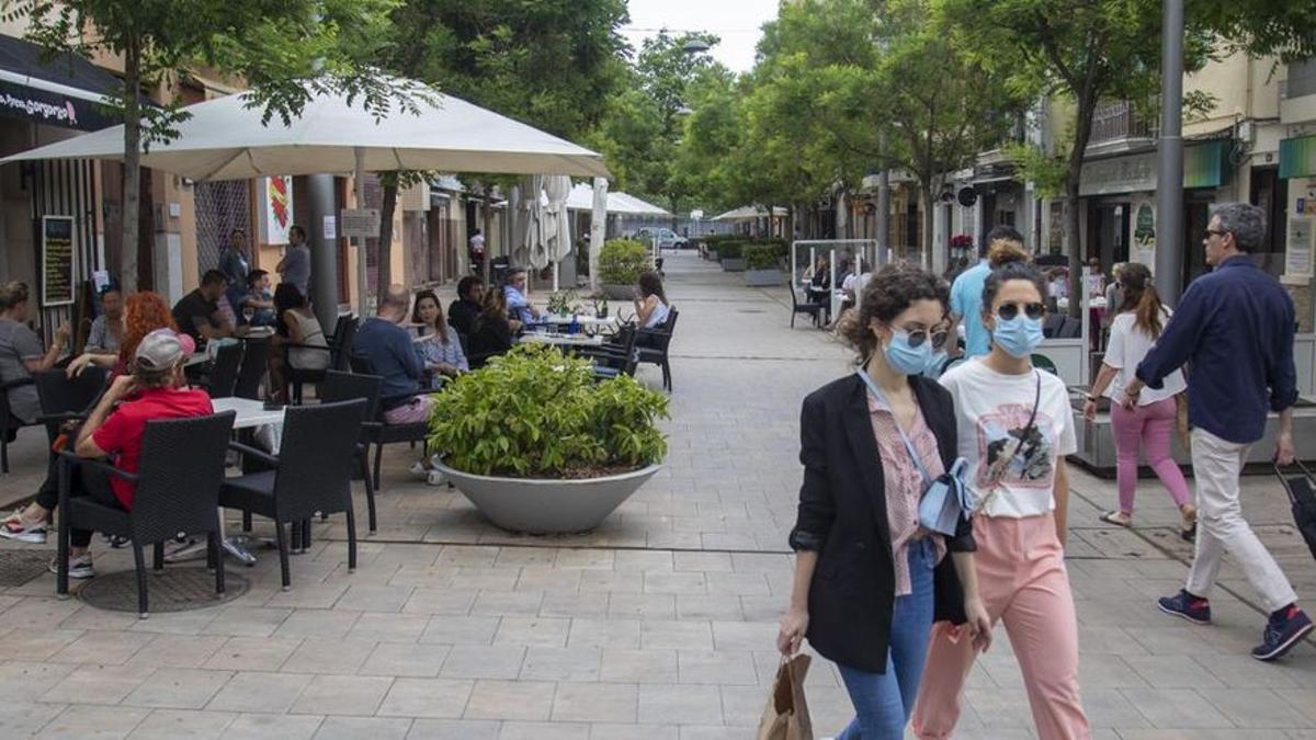 Una associació de no fumadors demana a Colau que impedeixi fumar a les terrasses de bars