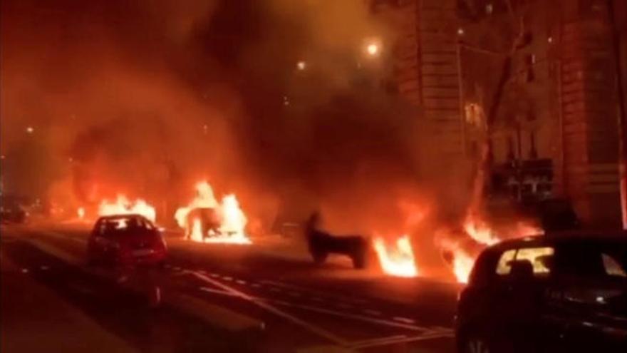 Decenas de vehículos arden durante la noche en el centro de París