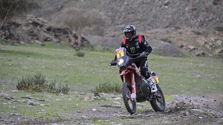 Joan Barreda conquista la cuarta etapa en motos y Loeb brilla en coches