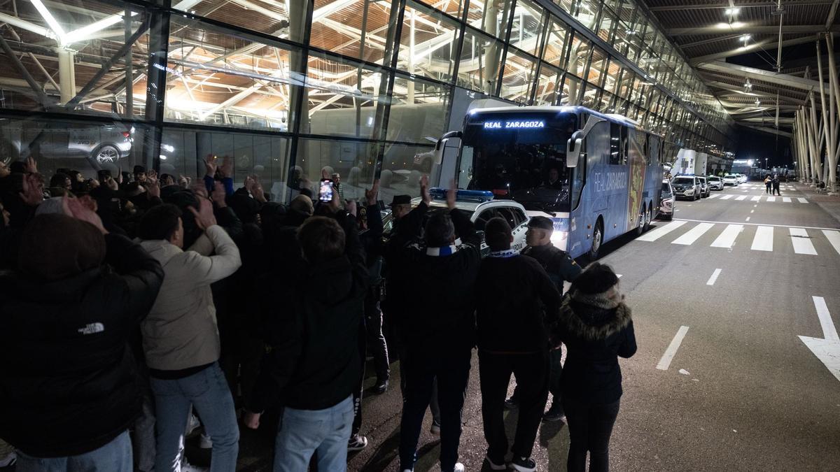 En imágenes | Alta tensión en el recibimiento de la afición del Real Zaragoza a la plantilla tras la derrota en Almería