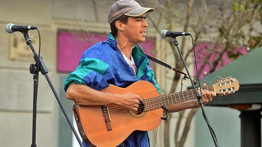 Pedro Campos abrió los conciertos.