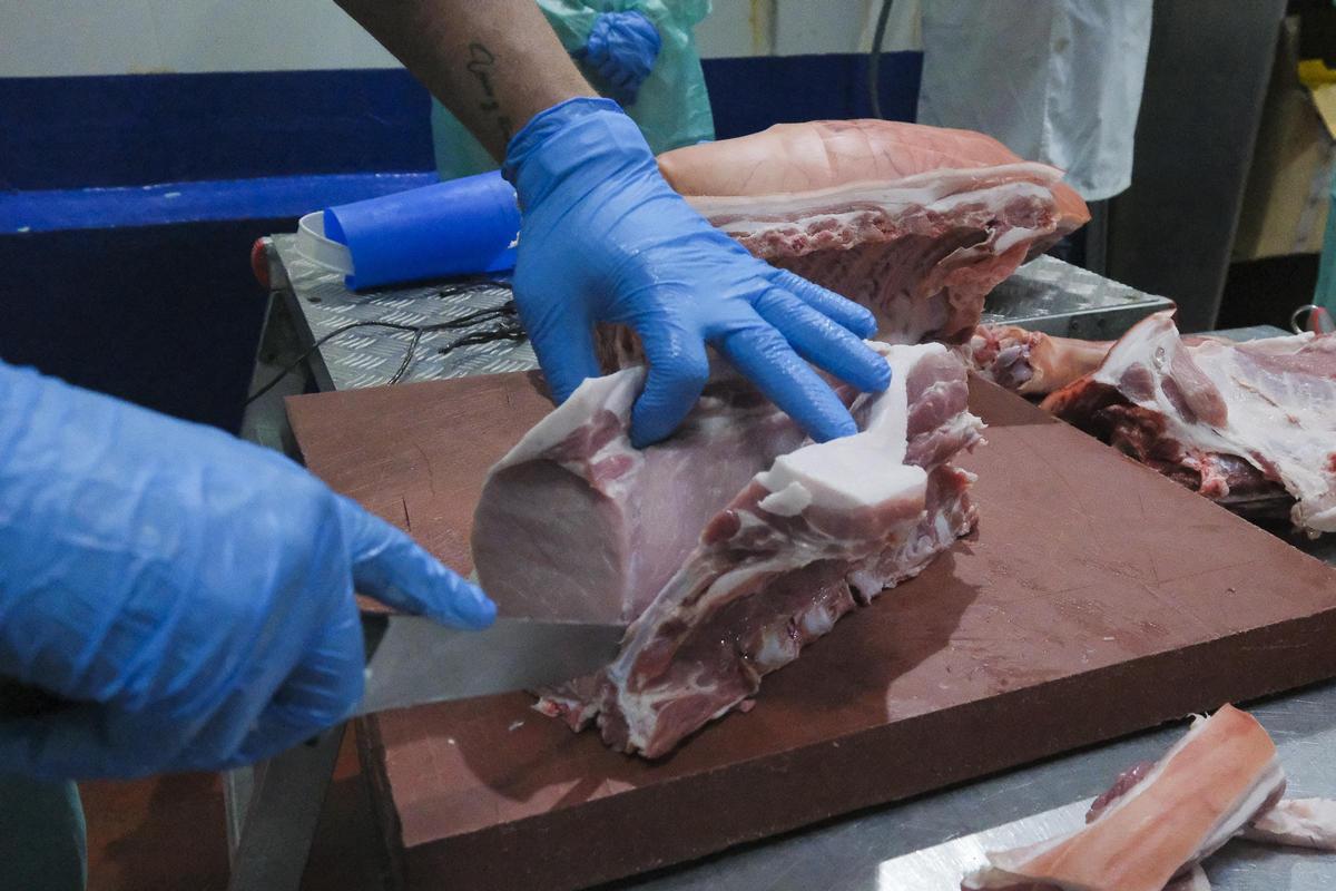 Corte de una de las piezas del cochino.