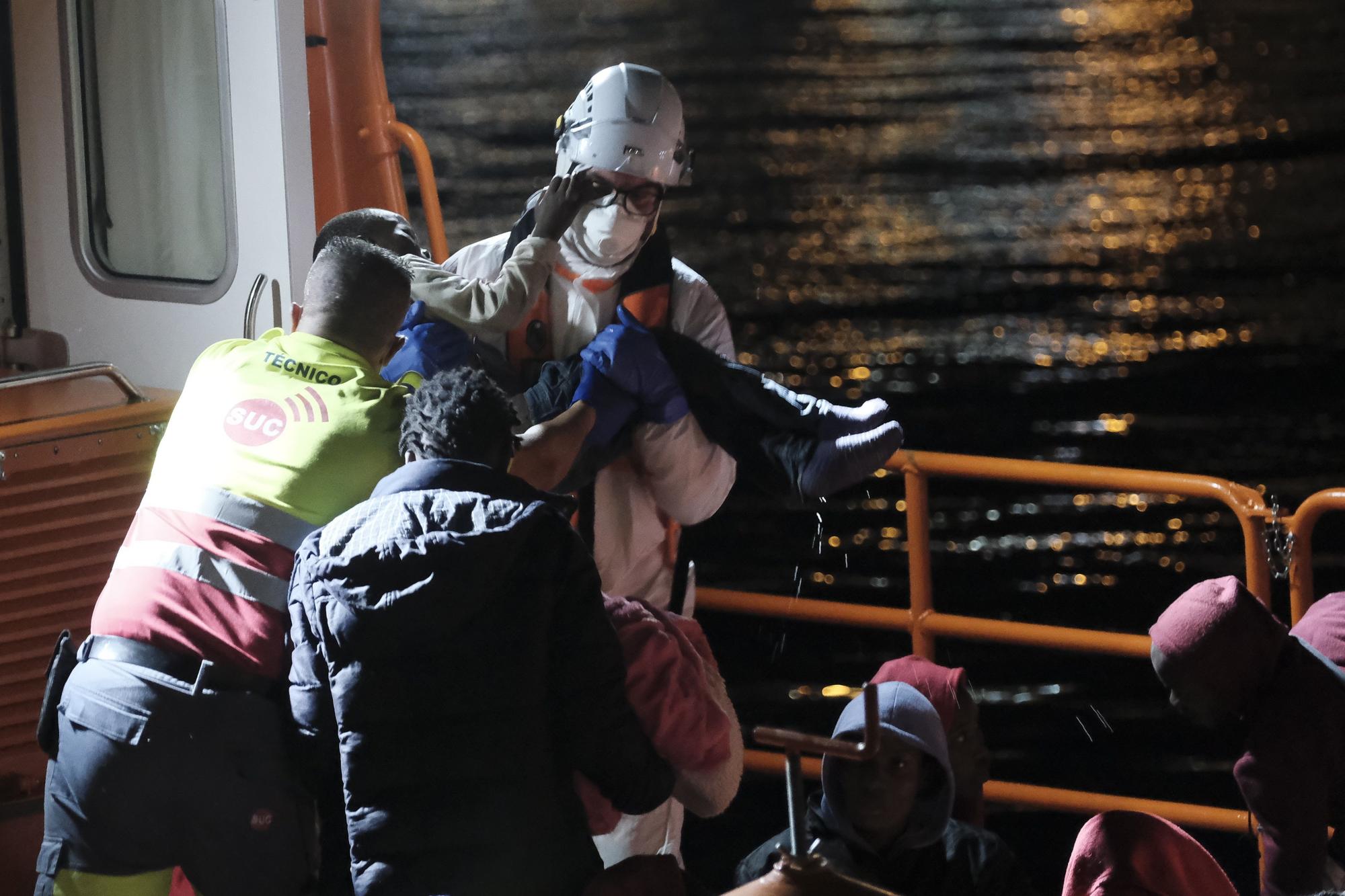 Hospitalizados siete inmigrantes de una patera rescatada cerca de Gran Canaria
