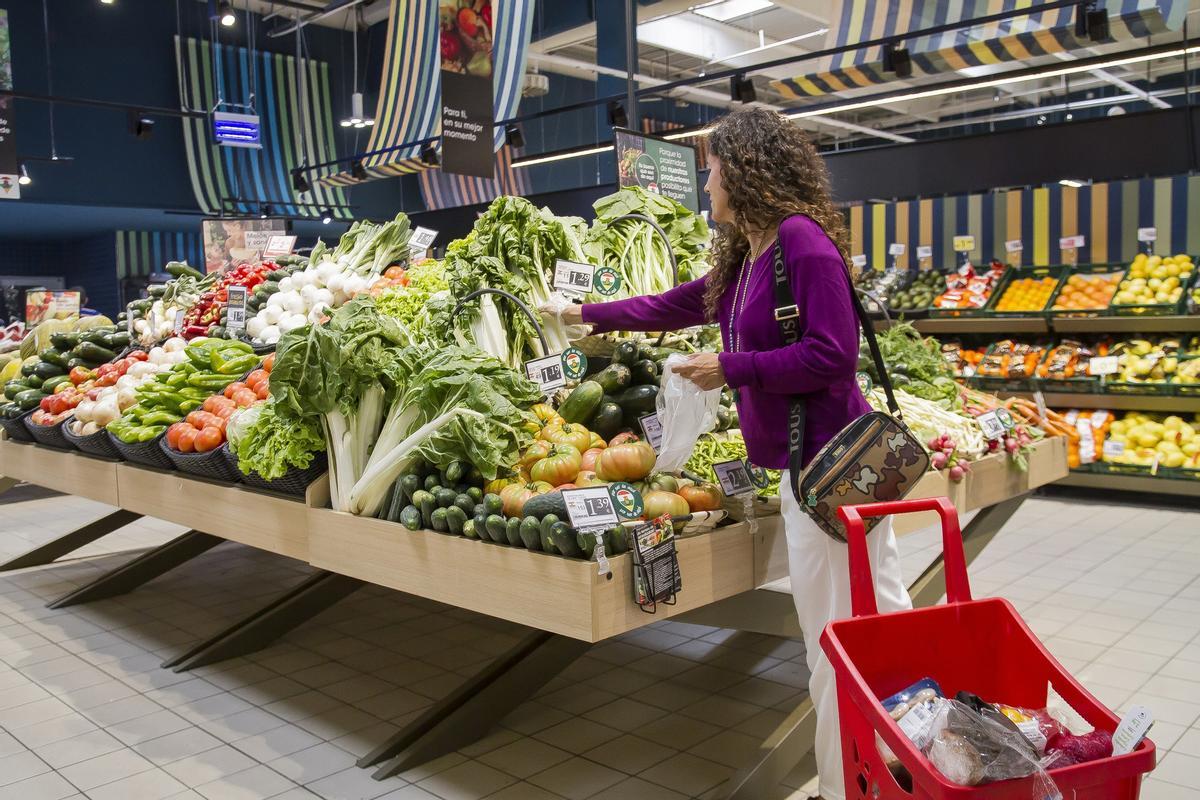Una mujer hace acopio de frutas y hortalizas en un supermercado, en una imagen de archivo.