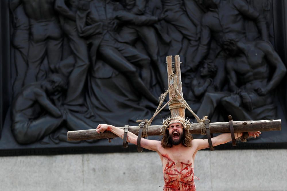 Un actor interpreta la Pasión de Cristo en plena plaza Trafalgar de Londres.