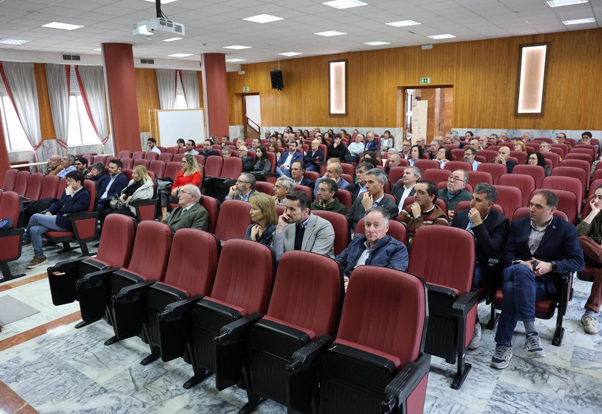 Asistentes al acto celebrado en la sede de Torrecedeira.