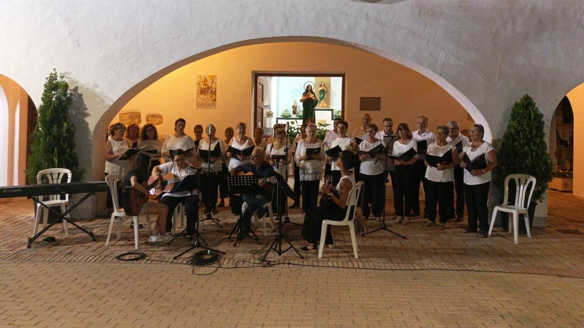 El coro de jubilados Belcaire de Moncofa participó en la 'vetla'.