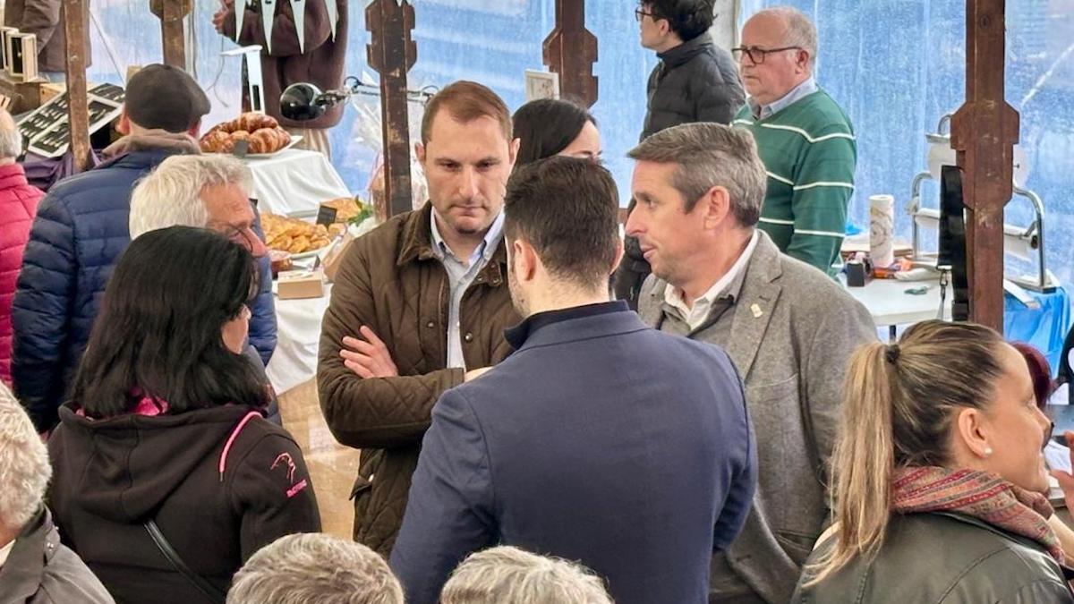 Adrián Pumares y el alcalde de Colunga, José ángel Toyos.
