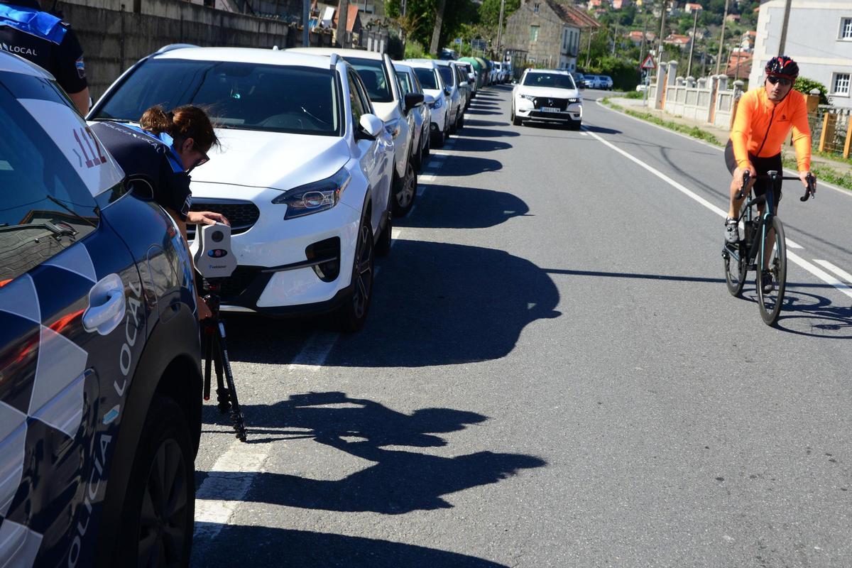 Una de las agentes de la Policía instala el radar para el control, ayer,en una de las carreteras de Moaña.