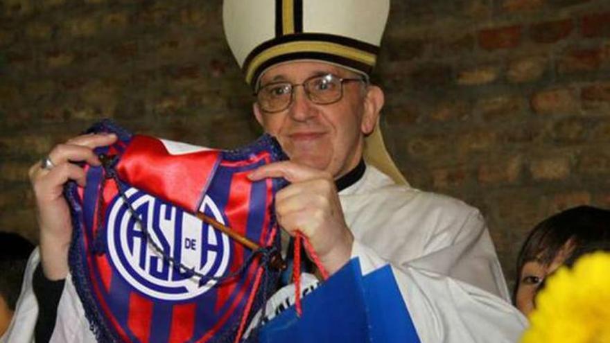 El entonces cardenal Bergoglio con una camiseta del equipo de fútbol argentino San Lorenzo de Almagro. A la derecha, celebración ante la Casa Rosada en Buenos Aires. / la opinión