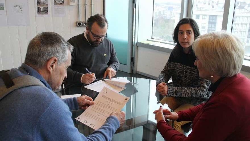 Banet, Cuíña, Barreiro y Alonso, ayer, durante la firma del acuerdo en el consistorio lalinense.