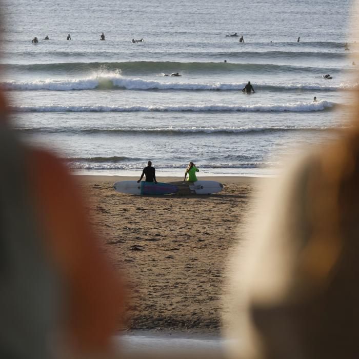 Salinas surfea en 'longboard'