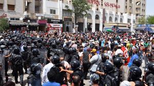 Protestas en Túnez después del anuncio del presidente de que asumía el control del país.