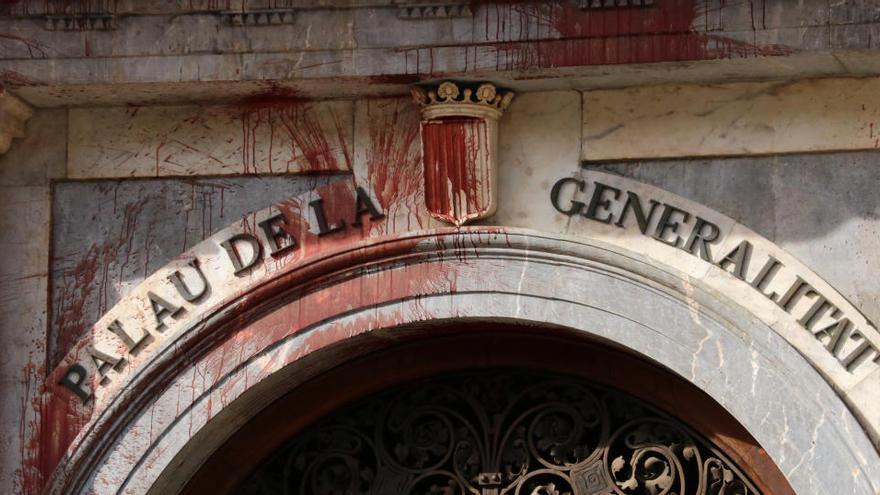 El Palau de la Generalitat, amb pintades de vermell en una protesta vinculada al sector de la restauració, el 8 de novembre de 2020