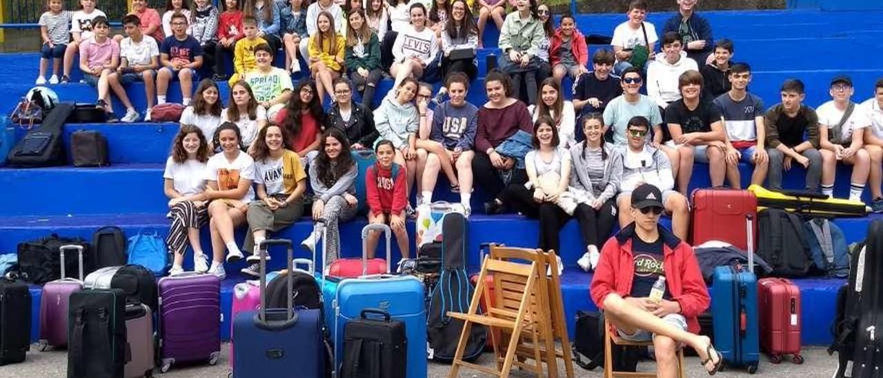 Los participantes a su llegada al campamento musical que se celebra en Vigo este año. // FDV