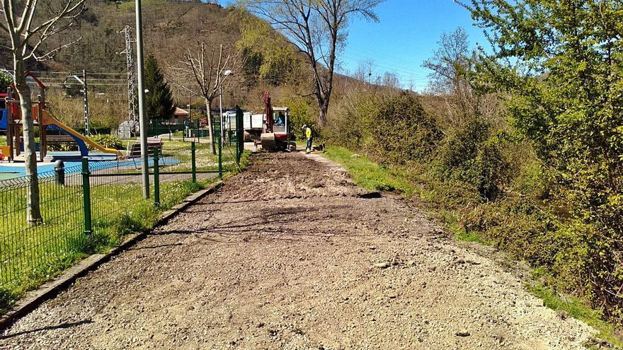 Laviana acomete obras de mejora en el paseo fluvial del Tiraña
