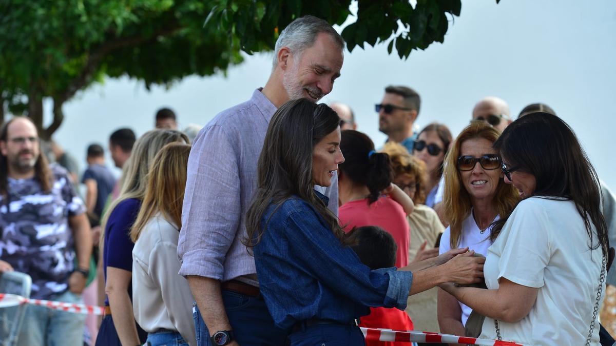 Los vecinos de Rebollar reciben a los Reyes tras el incendio de Jarilla