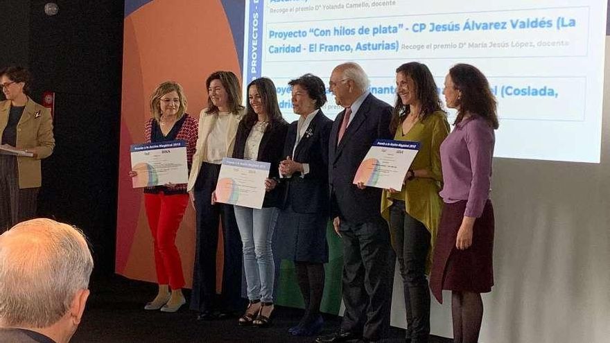 La docente María Jesús López, tercera por la izquierda entre la directora de BBVA España y la ministra Celaá, posa junto al resto de premiados y el presidente de FAD, Ignacio Bayón.