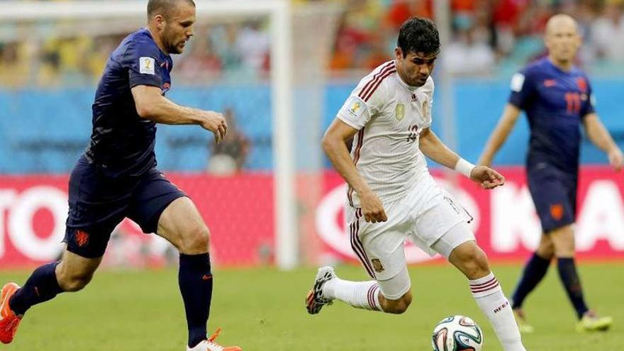 Diego Costa conduce el balón ante un jugador holandés, ayer, en Bahía.