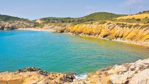 La cala de l’Home Mort, una de las playas naturista situada en el corazón de la costa del Garraf