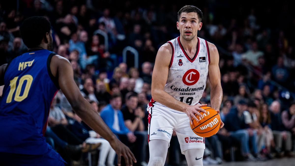 Sulejmanovic mira a canasta en una acción en el duelo en el Palau