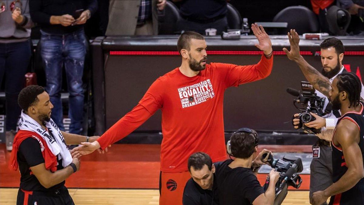 Marc Gasol felicita a sus compañeros de Toronto