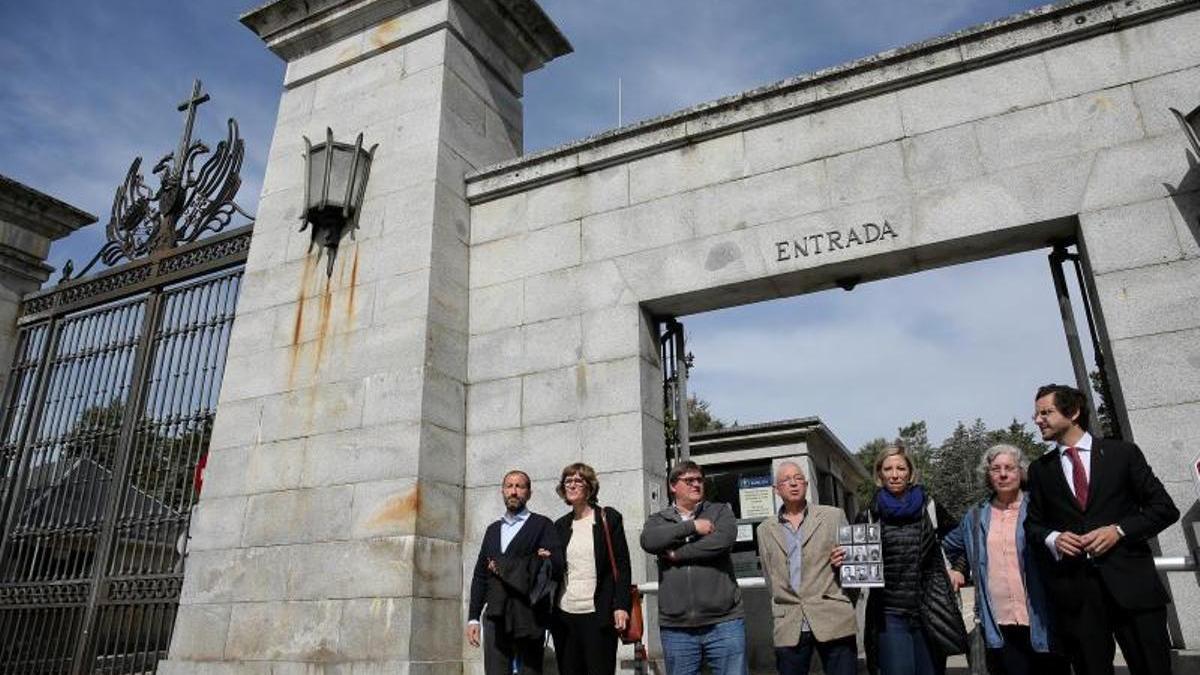 Familiares de victimas del franquismo, junto a sus abogados en el Valle de los Caídos. A la izquierda, Eduardo Ranz.