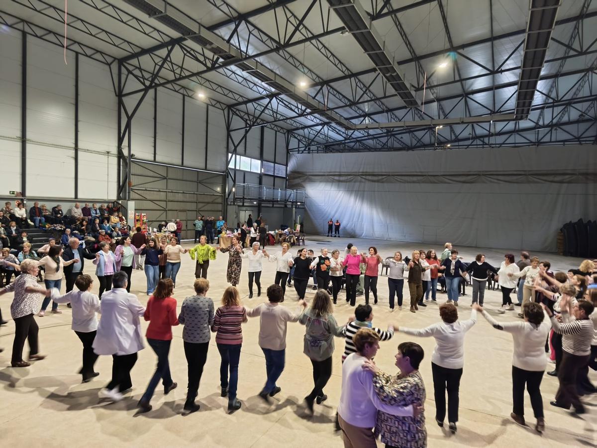 Asistentes a la gala, bailando.