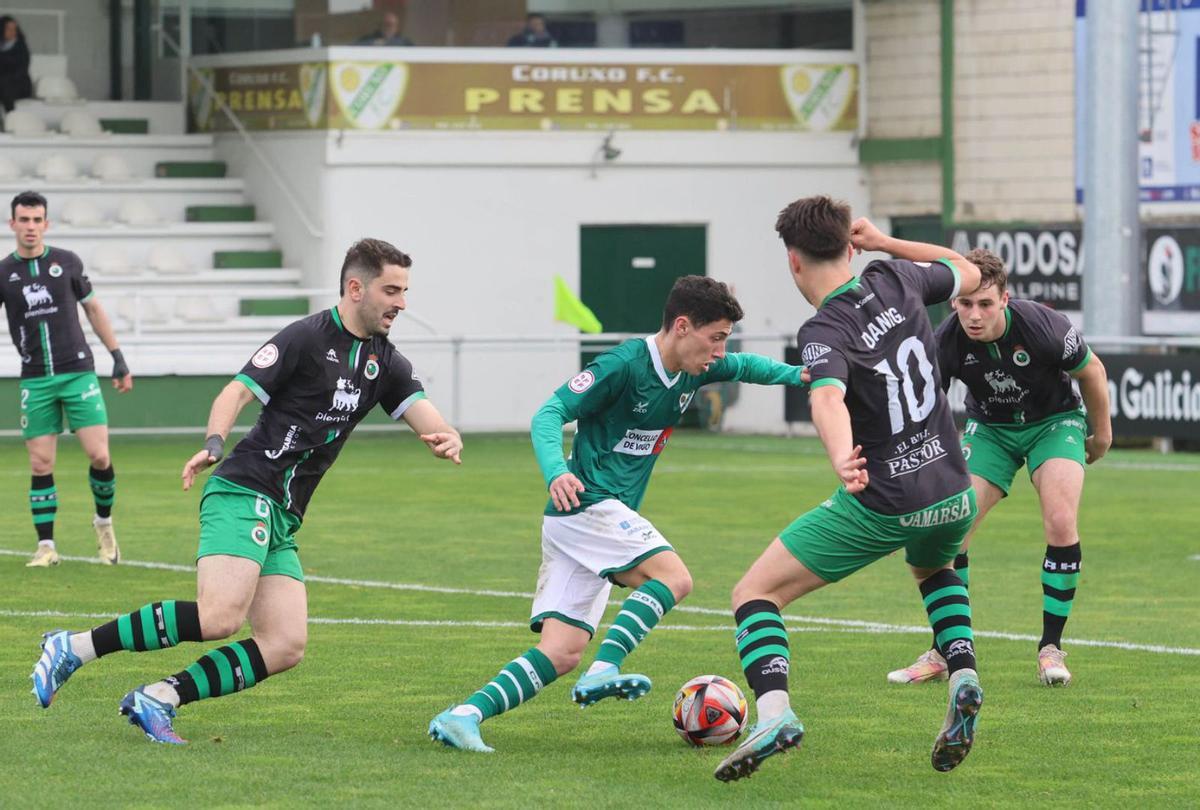 Pitu, rodeado de rivales, intenta entrar en el área del Rayo Cantabria. |   // ALBA VILLAR