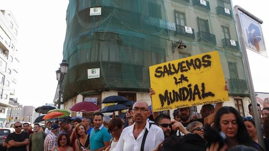 Gámez (PSOE) y Zorrilla (IU Málaga para la Gente), durante la concentración contra el derribo de La Mundial