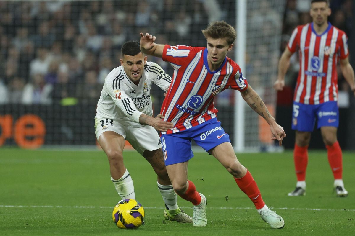 MADRID, 08/02/2025.- El centrocampista del Atlético de Madrid, Pablo Barrios (d), intenta superar al centrocampista del Real Madrid, Dani Ceballos, durante el partido de LaLiga de fútbol que Real Madrid y Atlético de Madrid disputan este sábado en el estadio Santiago Bernabéu. EFE/Juanjo Martín.