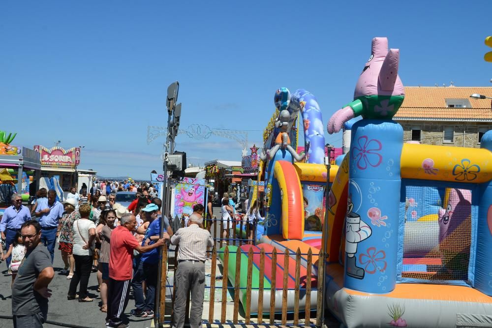 Una treintena de barcos de diferentes tamaños participaron en la tradicional procesión por mar en señal de devoción a la Virgen