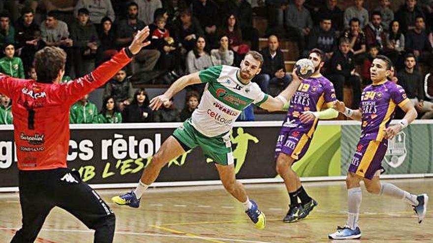 Marc Canyigueral intenta una acció atacant en el partit d&#039;ahir davant el Villa de Aranda.