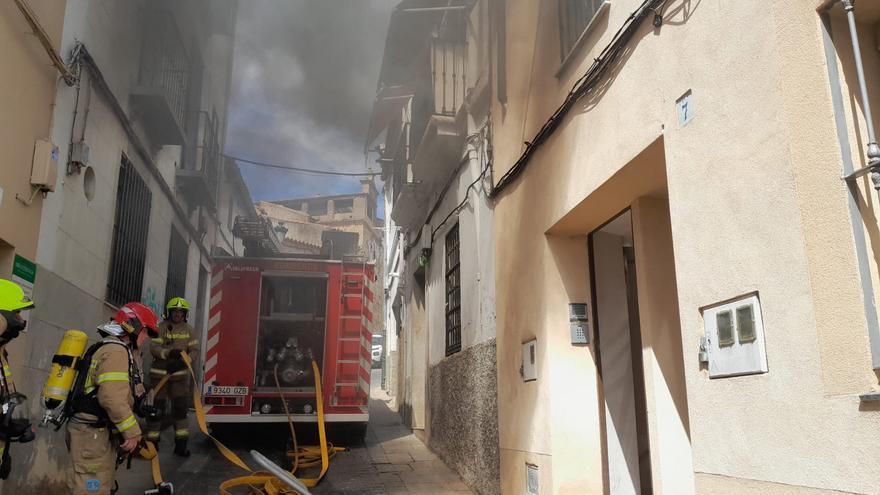 Una madre y su bebé, afectados por un incendio en Cáceres