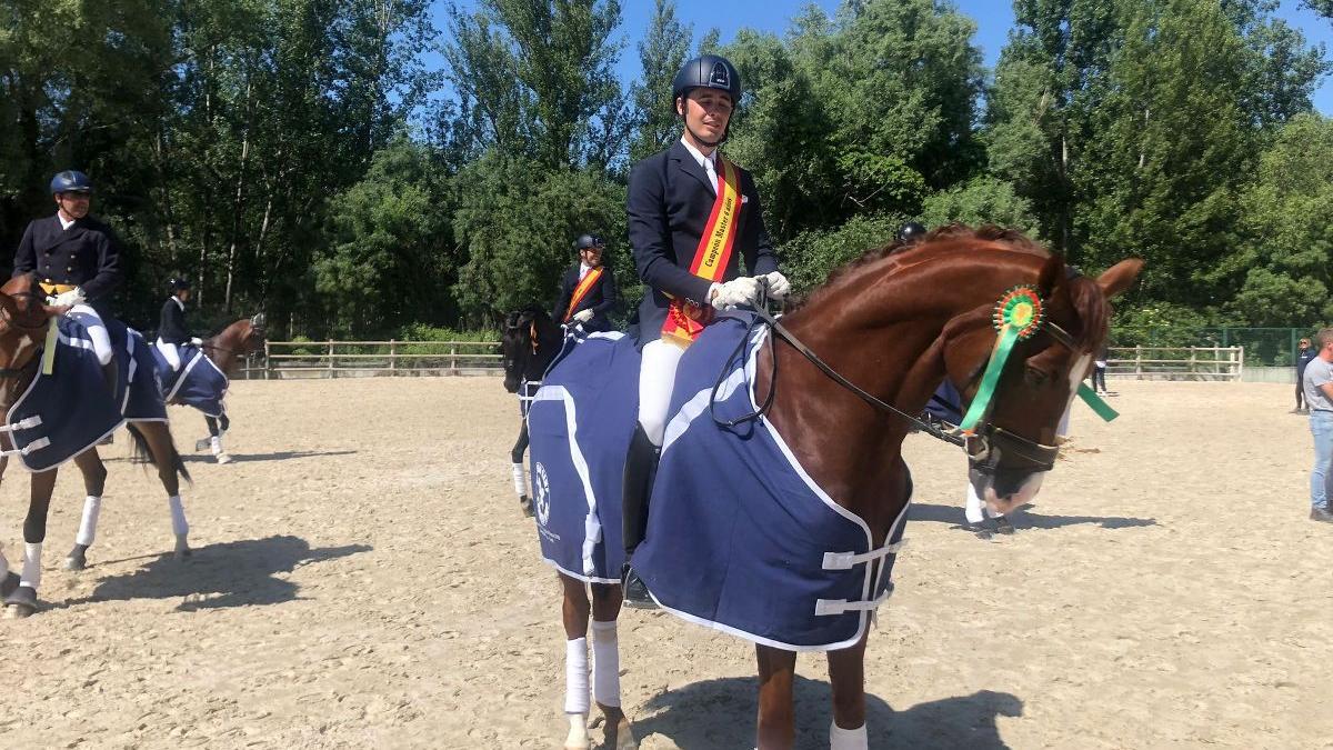 Juan de Dios Ramírez, con ‘Quarlito’, recibe su distinción.