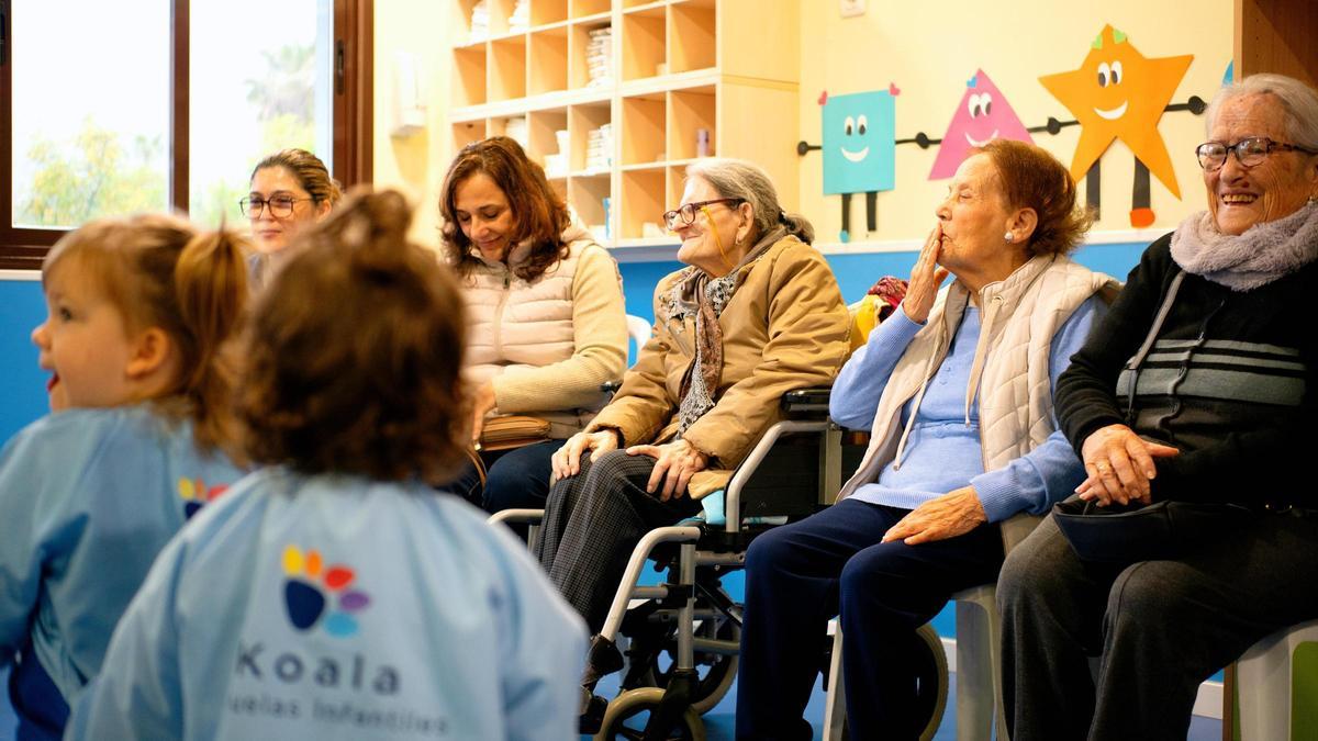 Varias personas mayores han explicado a las niñas y niños de este centro educativo cómo se juega al pañuelo, a las chapas o al corro