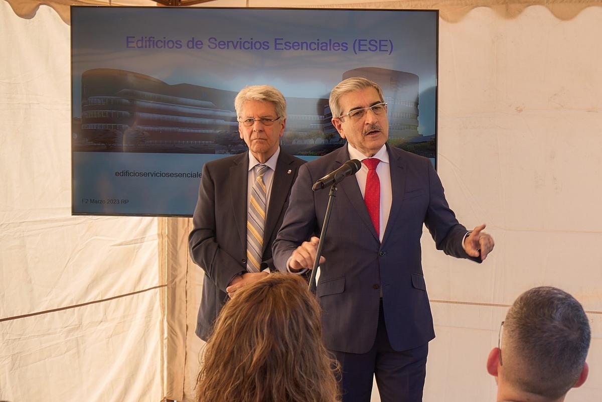 Julio Pérez y Román Rodríguez, en la presentación del proyecto de los edificios de servicios esenciales del Gobierno de Canarias.