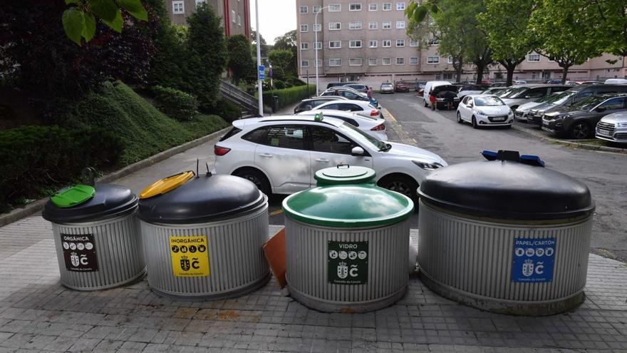 Los cuatro contenedores existentes actualmente en A Coruña, en una calle de Elviña. |   // VÍCTOR ECHAVE