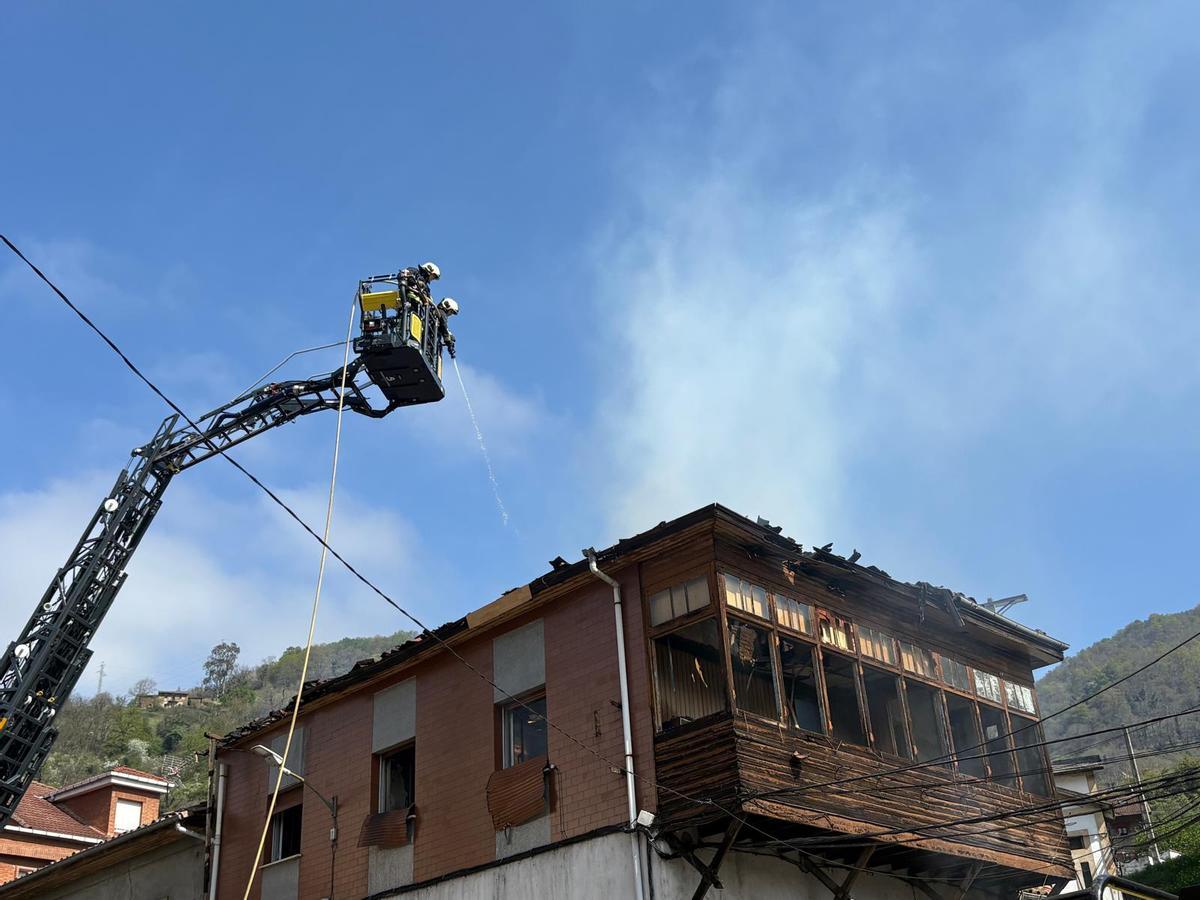 La planta en la que dormía la mujer fallecida en Caborana, destrozada por las llamas