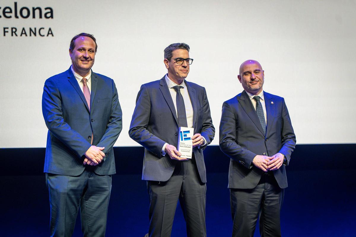 Lluis López, director de comunicació del Consorci de la Zona Franca y Carlos Prieto, delegat del Govern a Catalunya, hacen entrega del premio Empresa +Industria a Ronen Zioni, CEO de Excelencia Tech