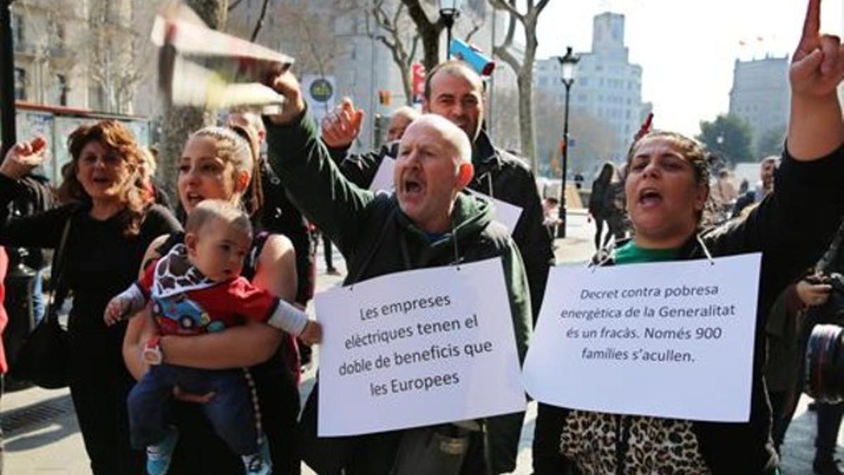Participantes en una protesta contra la pobreza energética realizada el pasado marzo en Barcelona.