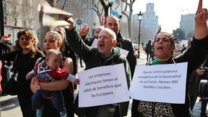 Participantes en una protesta contra la pobreza energética, en Barcelona.