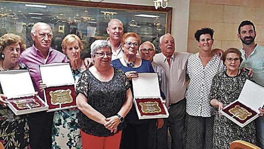 Placa a los matrimonios socios que cumplen sus bodas de oro.