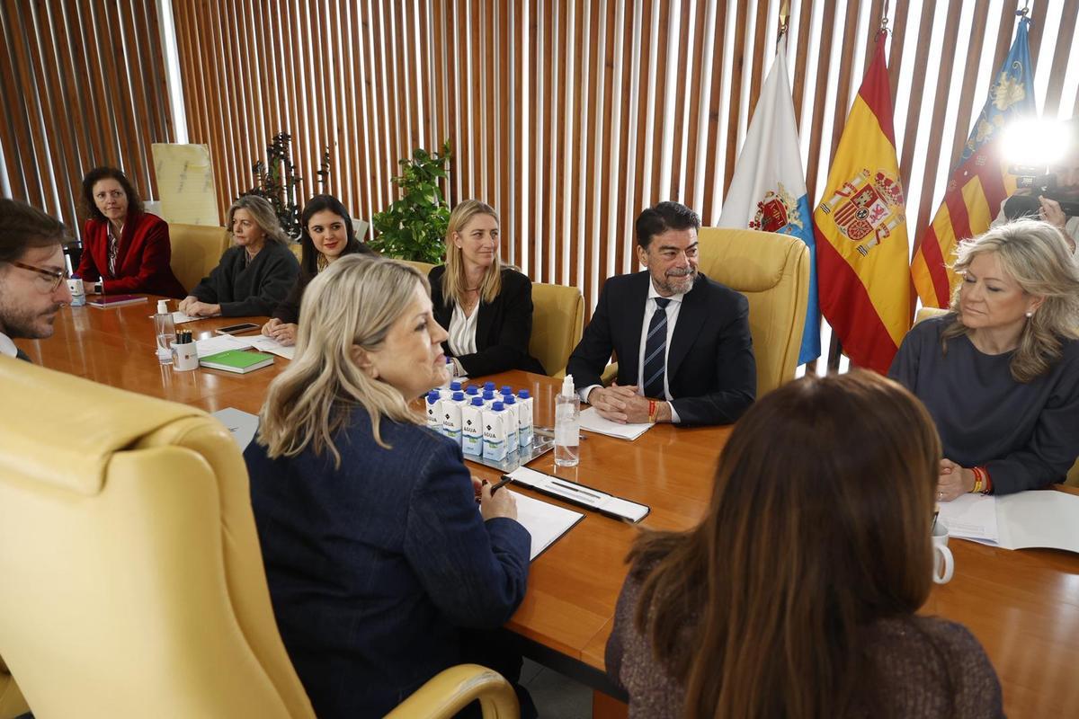 La consellera de Educación, Carmen Ortí, se reúne con el alcalde de Alicante, Luis Barcala.