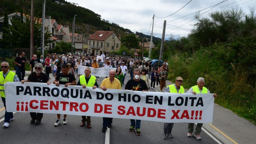 Medio millar de vecinos recorre O Hío para exigir el médico y un centro de salud sin fondos desde 2013
