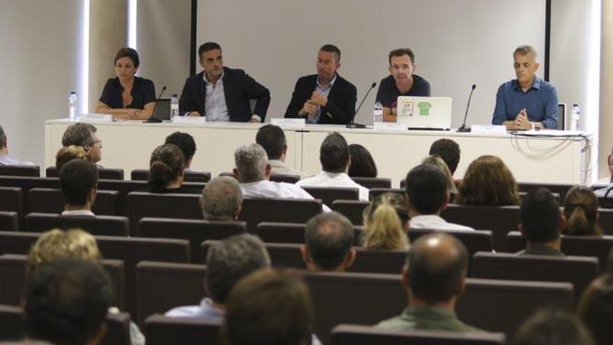 Los políticos, flanqueando a Juan Franch, cerraron el II Congreso de Viviendas Vacacionales.