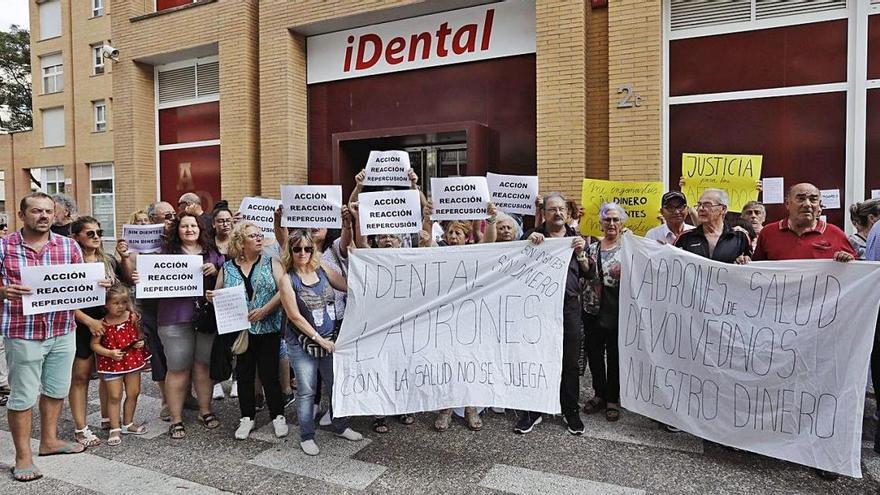 Concentració davant Idental de Girona pel tancament de la clínica,  el juny de 2018