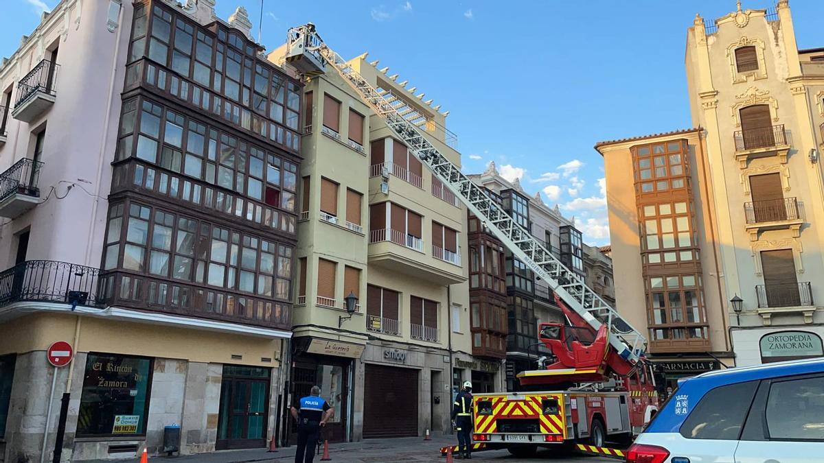 Intervención de los bomberos esta mañana en un edificio junto a la Plaza Mayor.