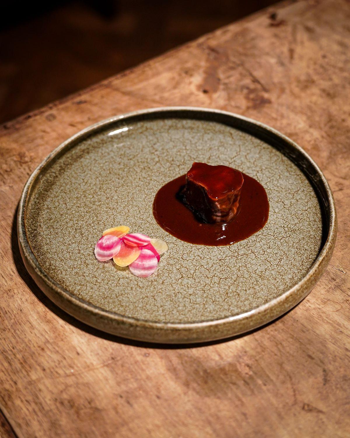 Civet de cérvol, remolatxa i xirivia.