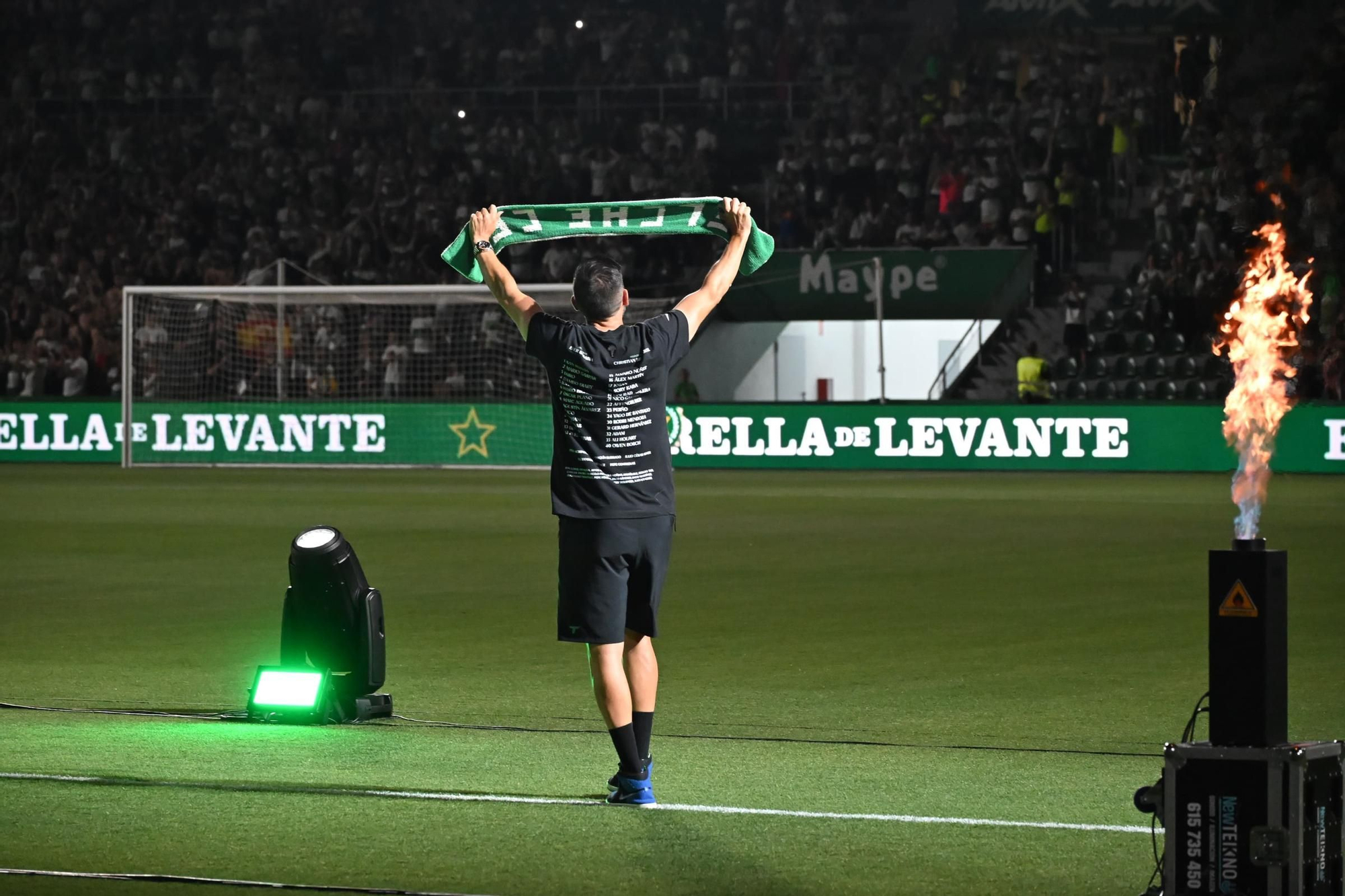 El Elche CF celebra el ascenso a Primera en el Martínez Valero